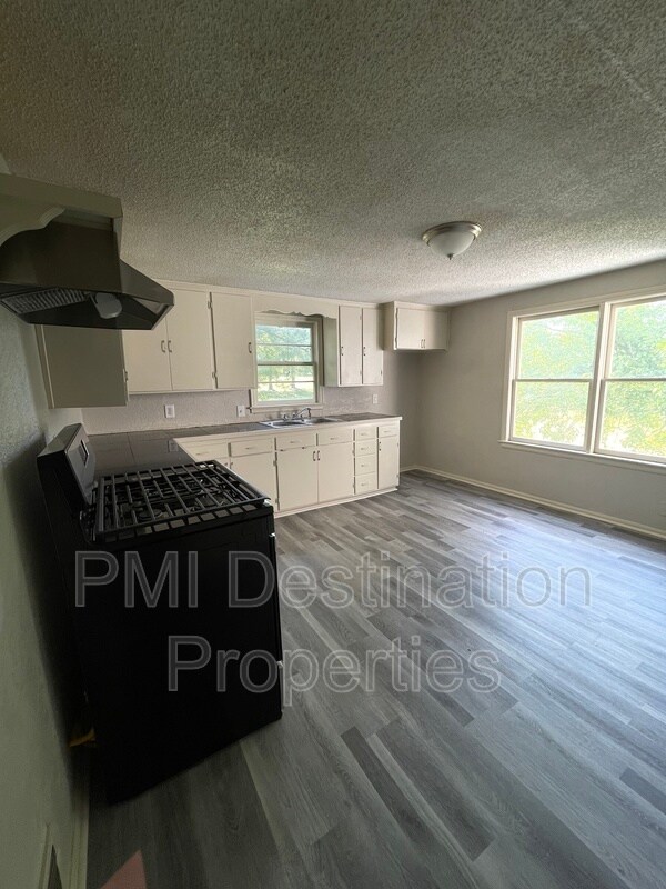 Building Photo - 5528 Parkview Ave