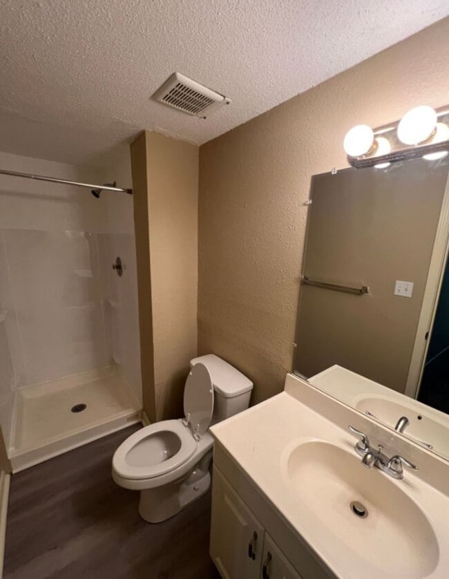Building Photo - Spacious Split Level Duplex in Lee’s Summit!