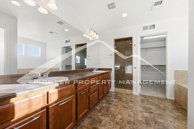 Building Photo - Gorgeous Home with Central AC and Washer/D...