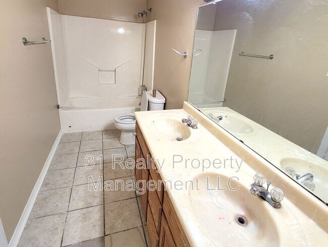 Building Photo - 1020 W Baker St