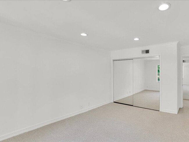 Building Photo - 9654 Wendover Dr