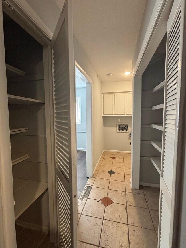 Building Photo - 381 Summerhill Rd