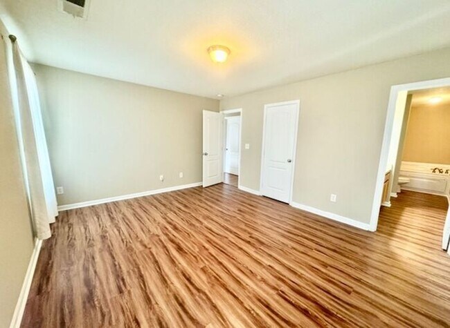 Building Photo - Fabulous home with FENCED YARD