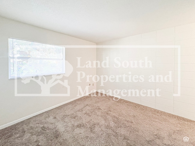 Building Photo - 725 E Lime St