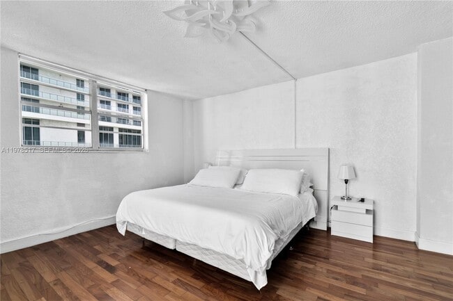 Building Photo - 4001 S Ocean Dr