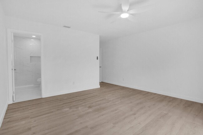 Building Photo - 865 SE Tierra Ct