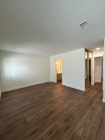 Primary Bedroom - 264 S Waverly St