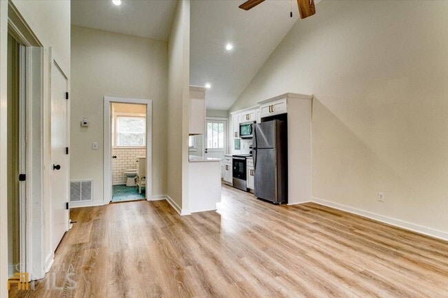 Building Photo - 196 Amy St