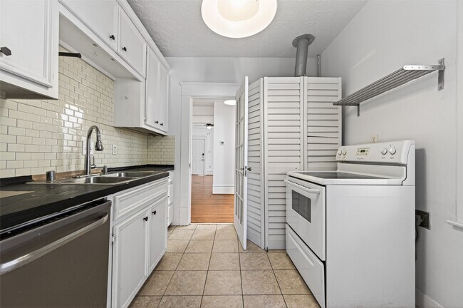 Building Photo - 324 W Alabama St