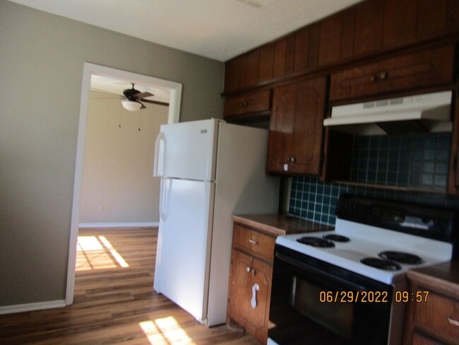 Building Photo - MOVE IN SPECIAL: $200 OFF OF THE 1ST FULL MONTH'S RENT!