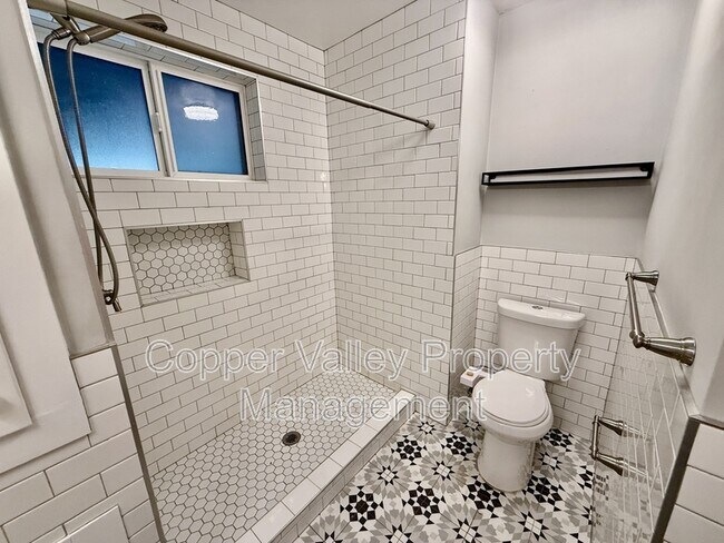 Building Photo - 501 W Glenrosa Ave