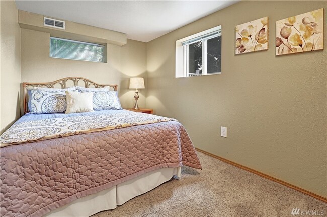 Building Photo - 3 Bed House Available Now! 1 block from Gr...