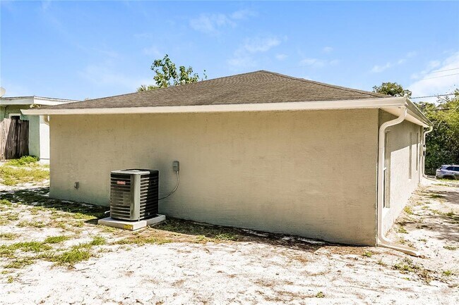 Building Photo - 824 Pinewood St