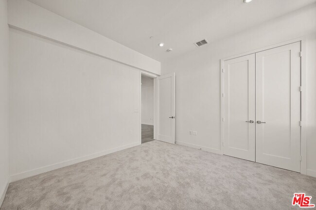 Building Photo - 1204 N Orange Grove Ave