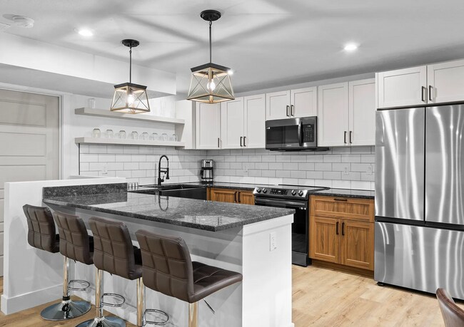 Building Photo - GORGEOUS Sandy Home!!!