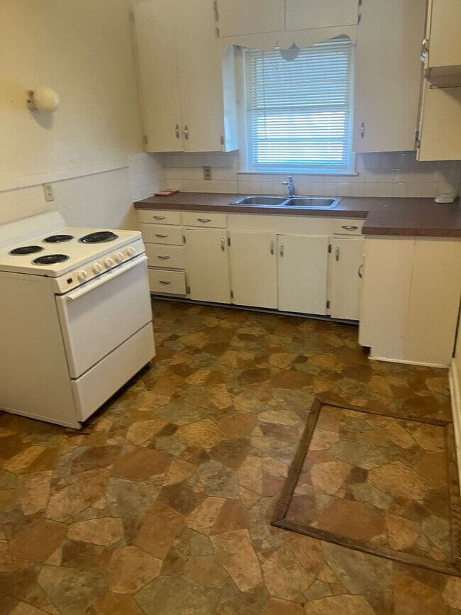 Building Photo - 704 N High St