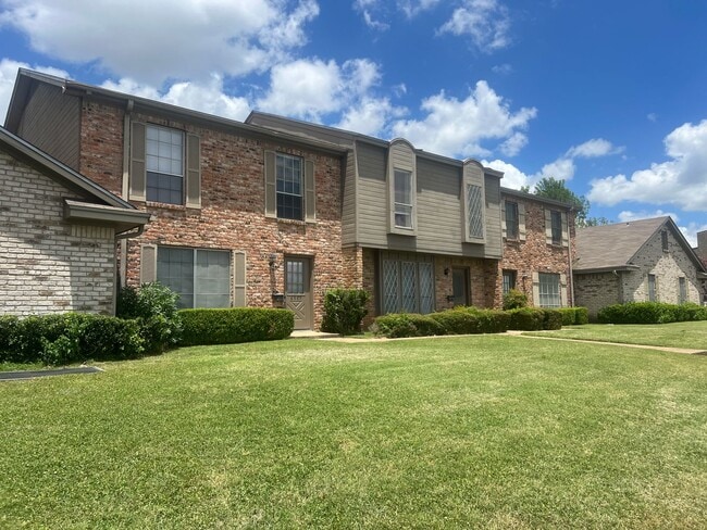 Building Photo - Townhome