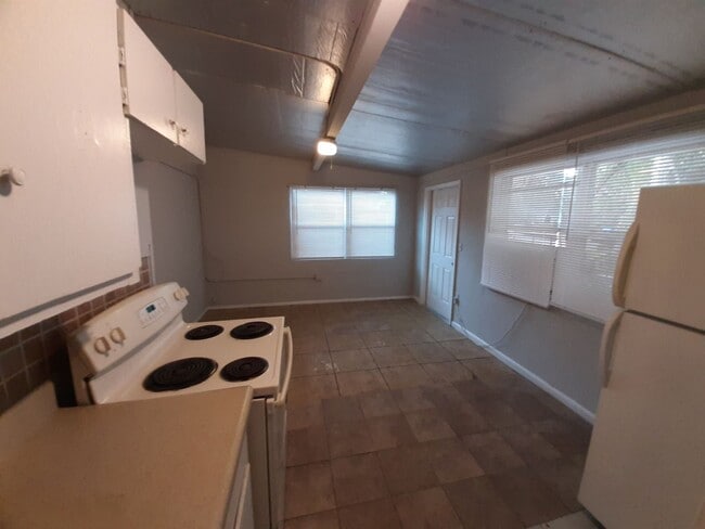 Building Photo - 2170-2172 Davis Court