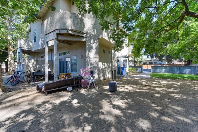 Building Photo - Spacious townhome close to UCD