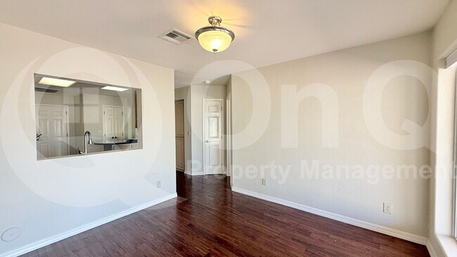 Building Photo - 822 W Earll Dr