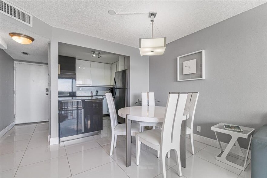 Building Photo - 1830 Embassy Dr