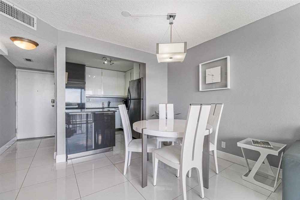 Building Photo - 1830 Embassy Dr