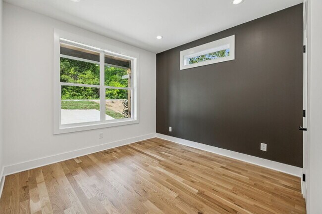 Building Photo - "Spacious 4-Bed, 4-Bath Gem in Nashville -...