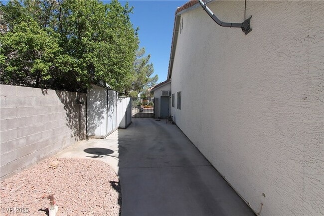 Building Photo - 6605 Vicuna Dr