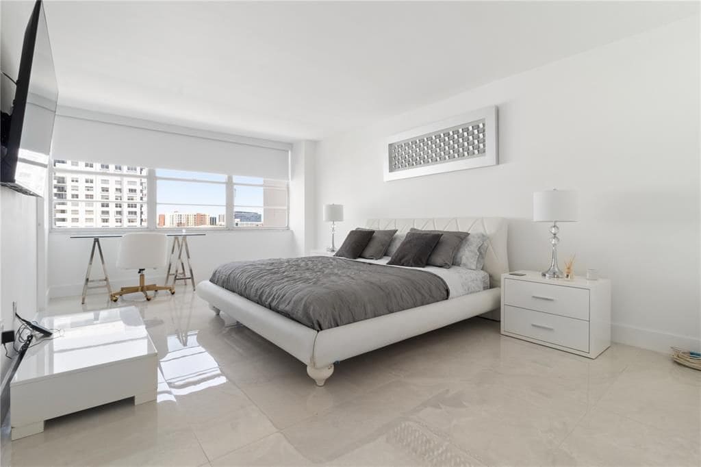 Building Photo - 18081 Biscayne Blvd