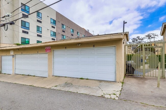 Building Photo - 4111 Somerset Dr