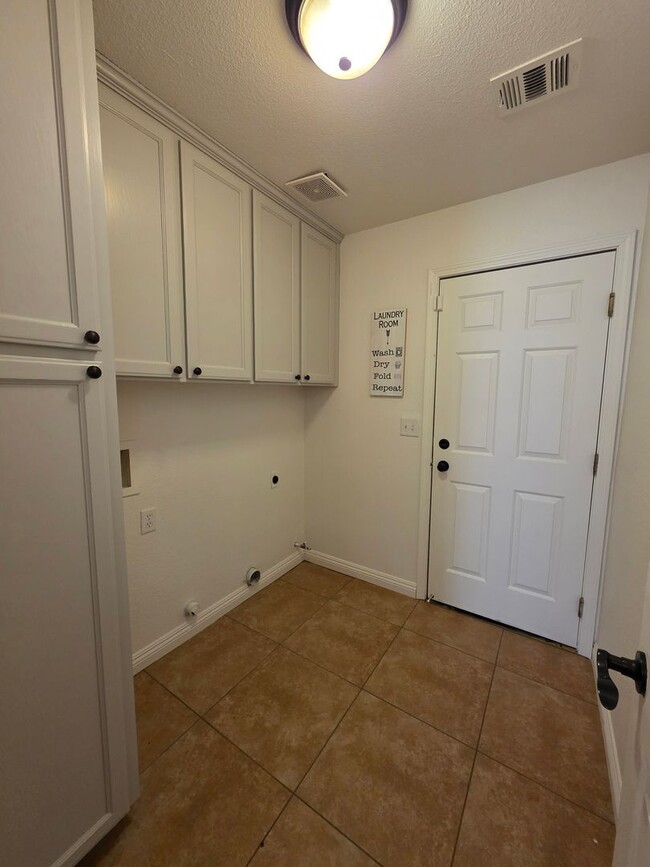 Building Photo - 4 bedroom 2 bathroom in NW Visalia!