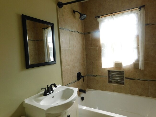 Building Photo - Cozy, Quiet Home