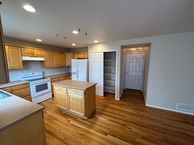 Building Photo - 4 Bed 3.5 Bath