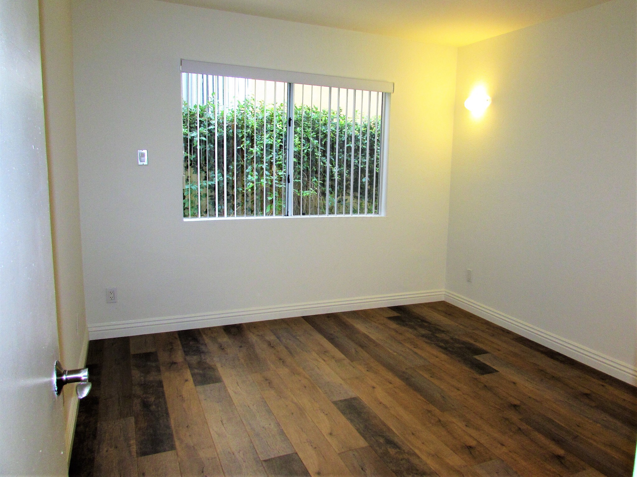 Building Photo - 557 W Stocker St