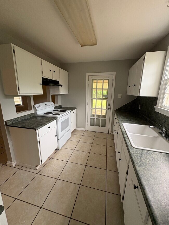Building Photo - 325 3rd St