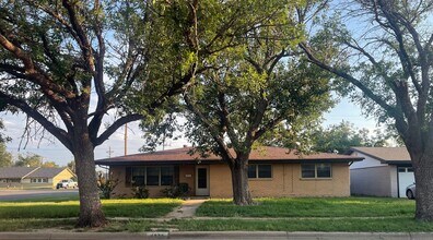 Building Photo - Spacious 4 Bedroom Home!