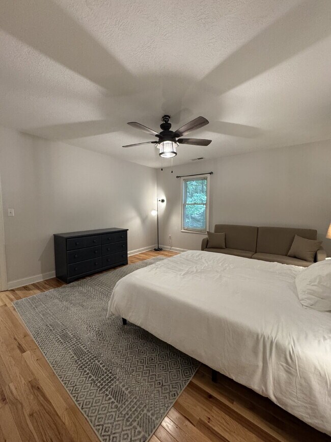 Building Photo - Fairview home 5 bedroom 3 1/2 bathroom home