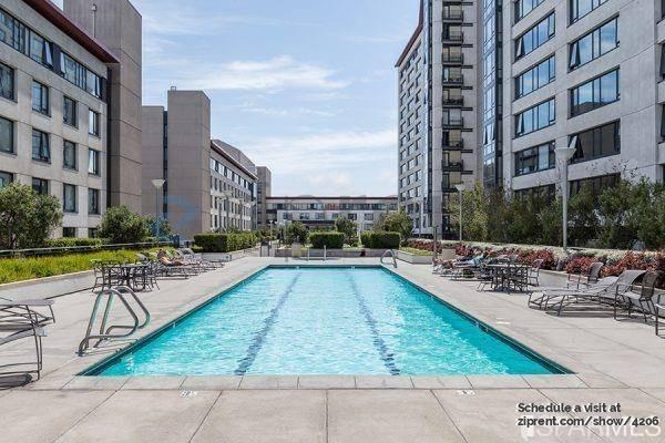 Building Photo - 260 King St