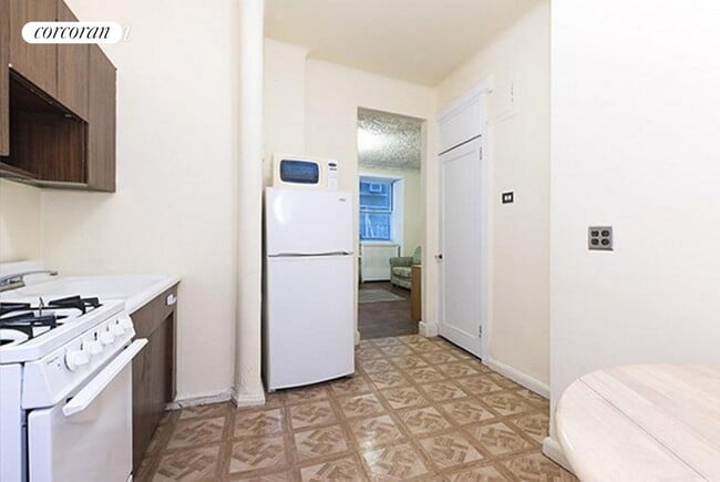Building Photo - 440 Riverside Dr