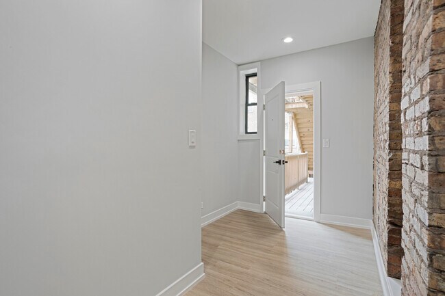 Building Photo - 7740 N Eastlake Terrace