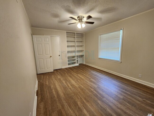Building Photo - Compeltely Remodeled 3 Bedroom 3 Bathroom