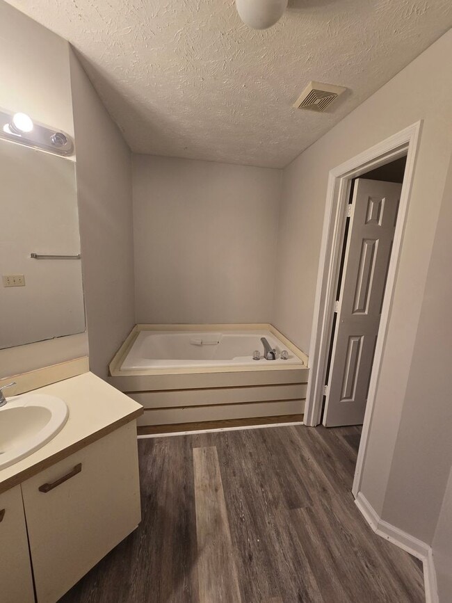 Building Photo - 6821 Willowbrook Dr