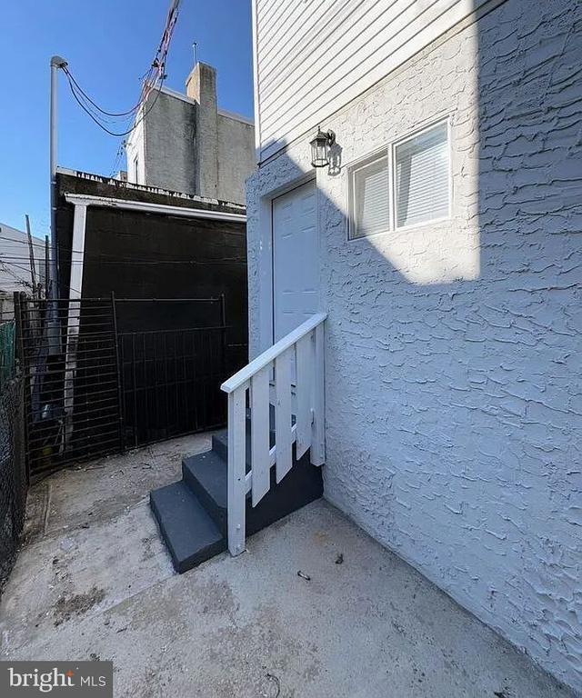 Building Photo - 152 W Wishart St