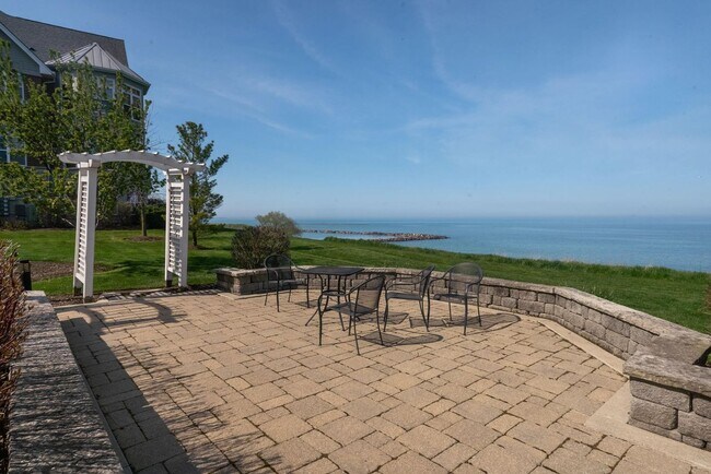 Building Photo - 2 Bedroom Lake Michigan Condominium