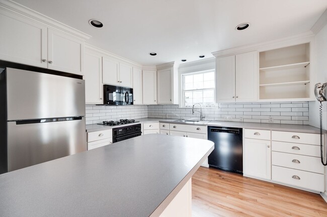 Building Photo - Fantastic fully renovated 5BE/4BA Family H...