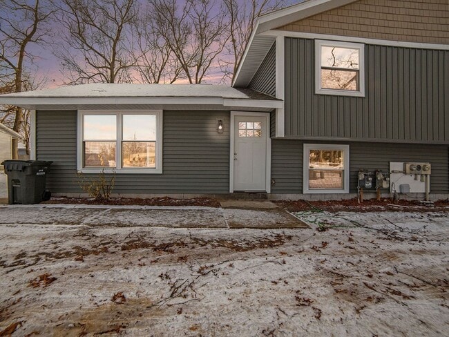 Building Photo - 556/558 Quarterline