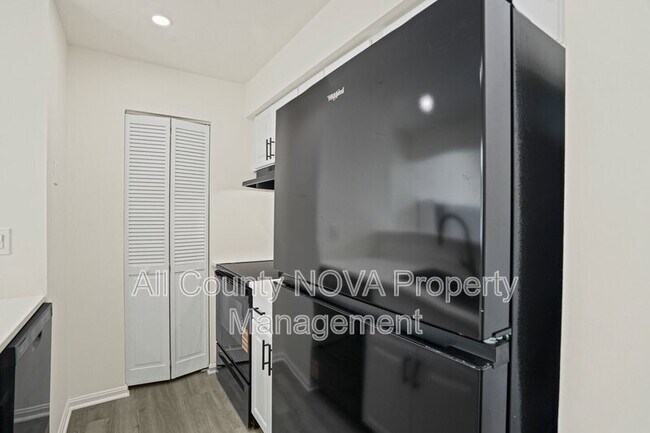 Building Photo - 1611 Carriage House Terrace