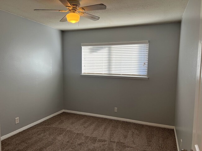 Building Photo - Visalia home for rent!