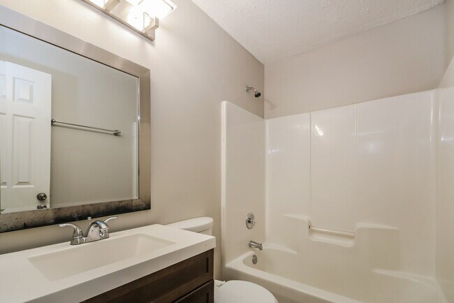 Building Photo - 3242 Hawick Commons Dr