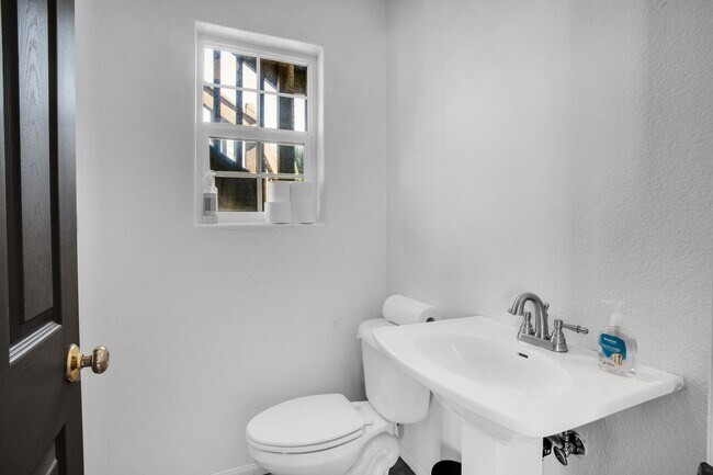 Building Photo - 7565 Sherman Hoyt Ave